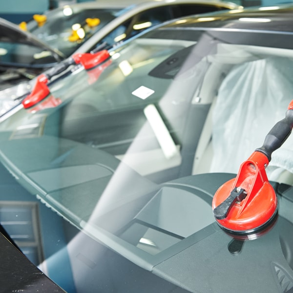 Auto glass company to call when windshield is shattered 